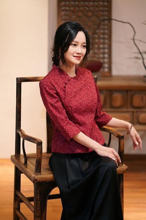 气质■年过40的女人，开春建议“中国风上衣＋半裙”，美得惊艳时光！