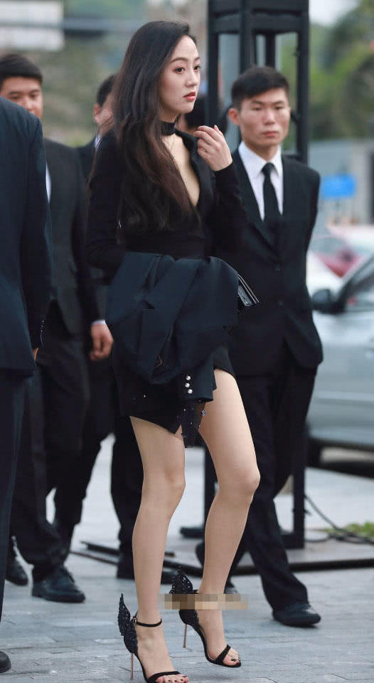 性感少妇穿深V紧身包臀裙大秀事业线，高跟鞋上的“小蝴蝶”太扎