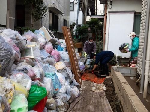  「灾民」超强台风过后日本灾民排队扔垃圾：严格分类，码放整齐