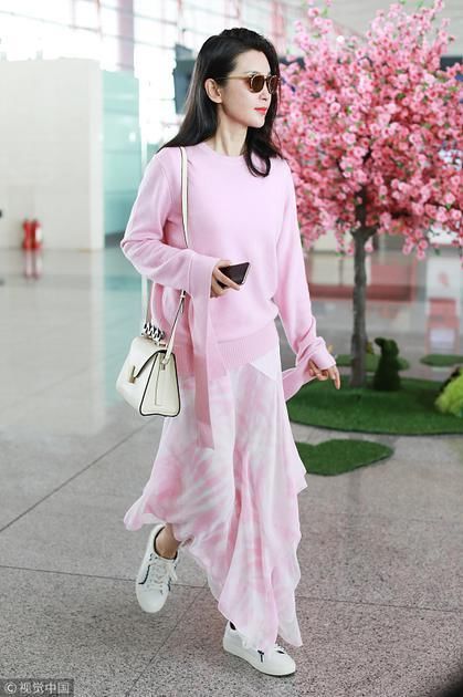 不单是李宇春 女明星靠不对称裙变身“腿霸”