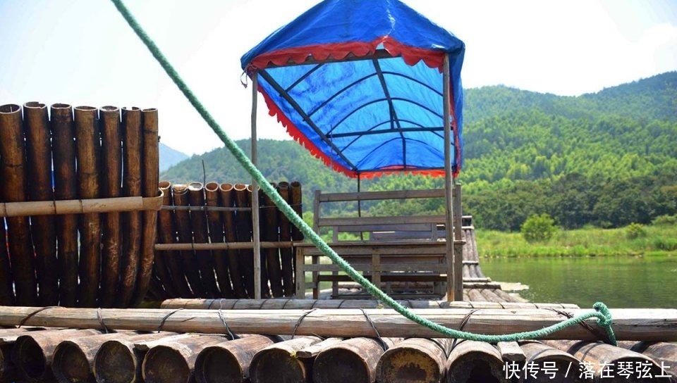 山村大妈在箩筐里装满玩具，逢人边追边说好话，看看干啥