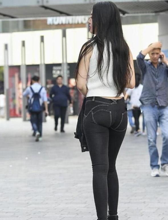 彰显魅力的紧身牛仔裤，穿出迷人大长腿，塑造曼妙的窈窕曲线