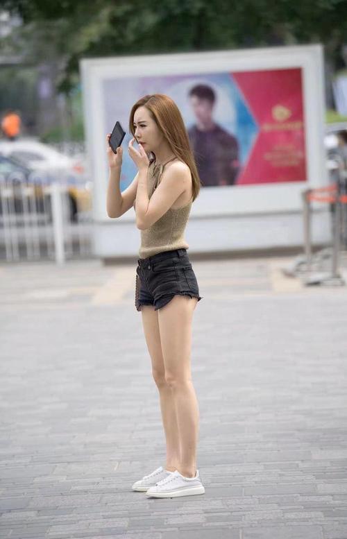 街拍: 图2美女上衣只遮重点, 网友:妹妹,你男朋友心真大!