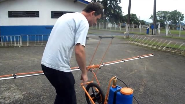 英国四十岁大叔发明自行车喷雾机，不用油和电，成本100块钱