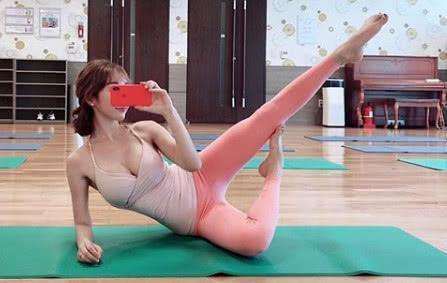 33岁仍爱健身，身材傲人曲线佳，尽显丰腴之美