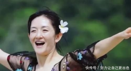 谢娜■谢娜到海边玩水太开心，脸上妆容全部被水浸湿，终于相信她38岁了