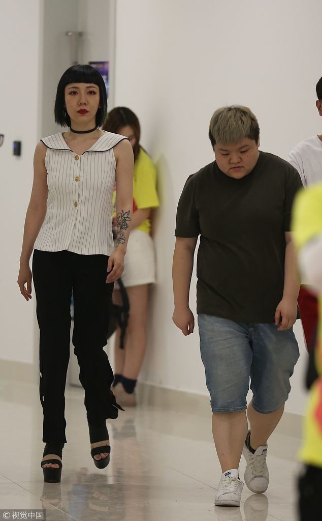 吴莫愁顶“埃及艳后”发型出场摆高冷扑克脸  获工作人员搭手护主