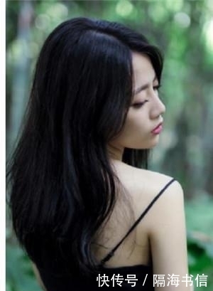  『亮眼』街拍：貌美肤白的小姐姐，大长腿十分亮眼，是别样的风采