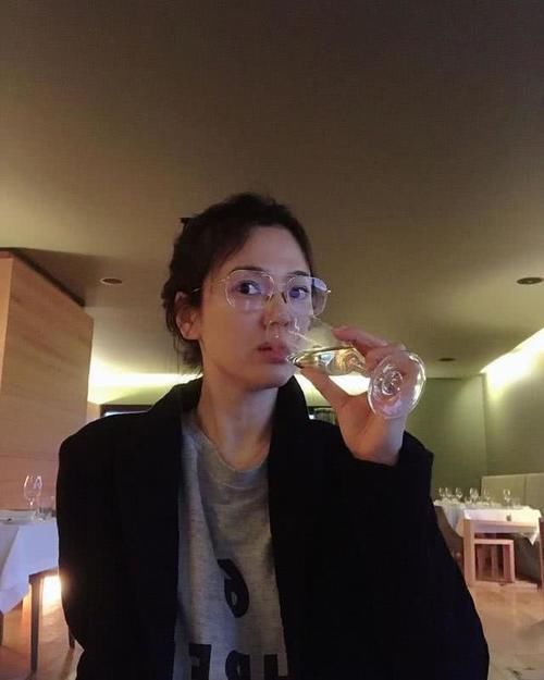  「女王」韩流女王横扫时尚圈宋慧乔出道20年完成大满贯，38岁稳坐顶流