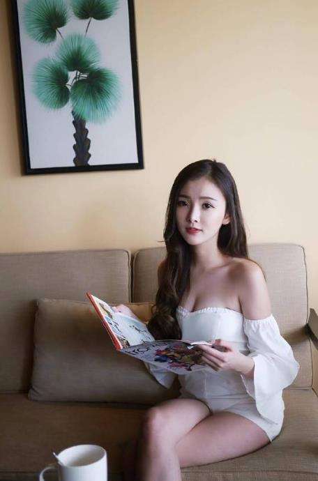 街拍: 小姐姐不食人间烟火, 太清纯我任性我就要秀!