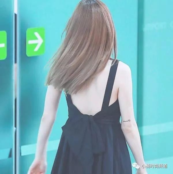 大明星也爱平价时尚！泰妍波浪刘海搭配露背装现身机场！