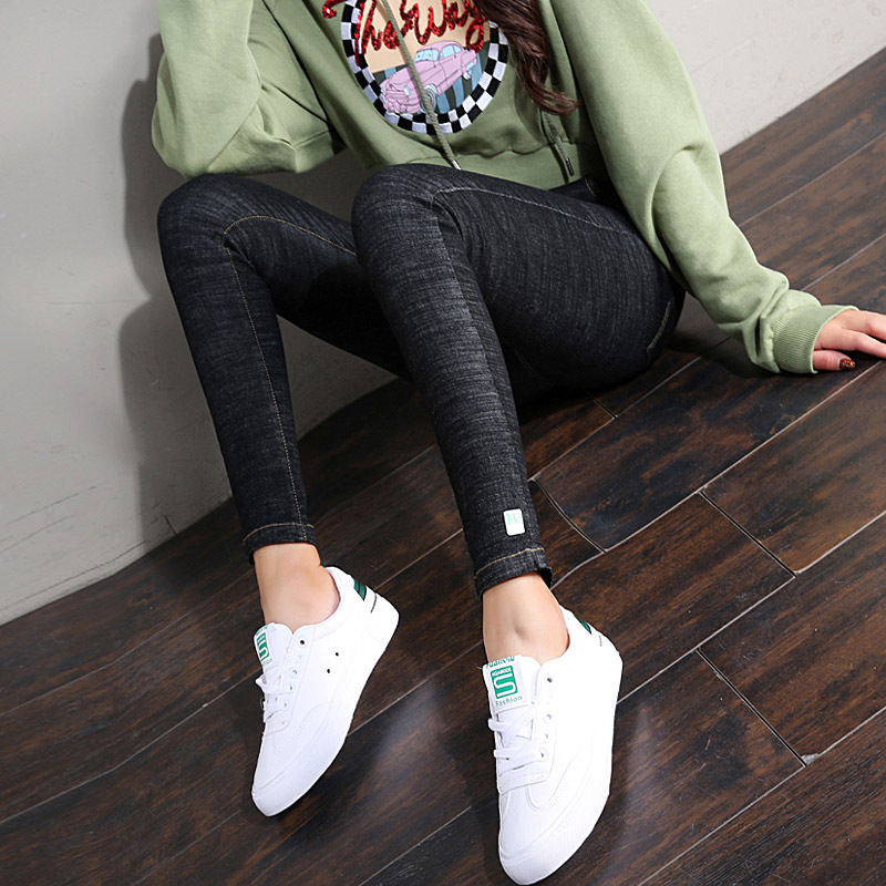 女人再漂亮，早秋也不要穿裙子了，这休闲的牛仔裤，青春有活力