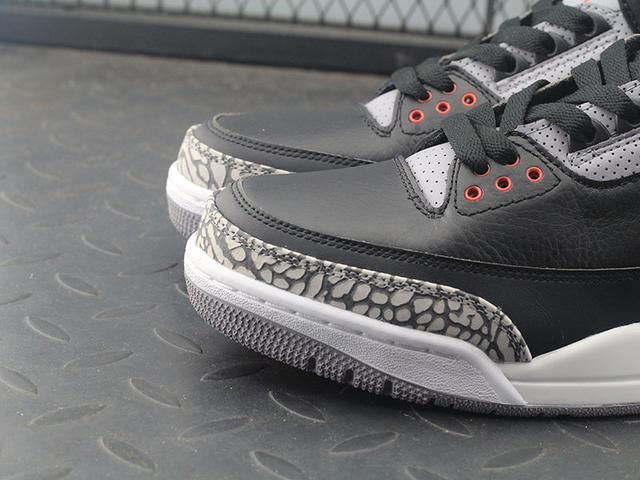 如果说夏天是小白鞋的主场，那么秋冬绝对是小黑鞋的天下！