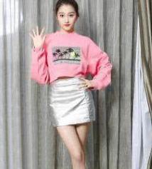 关晓彤真会穿，蓝色超短格子裙短到天际，网友：还敢再短点吗？