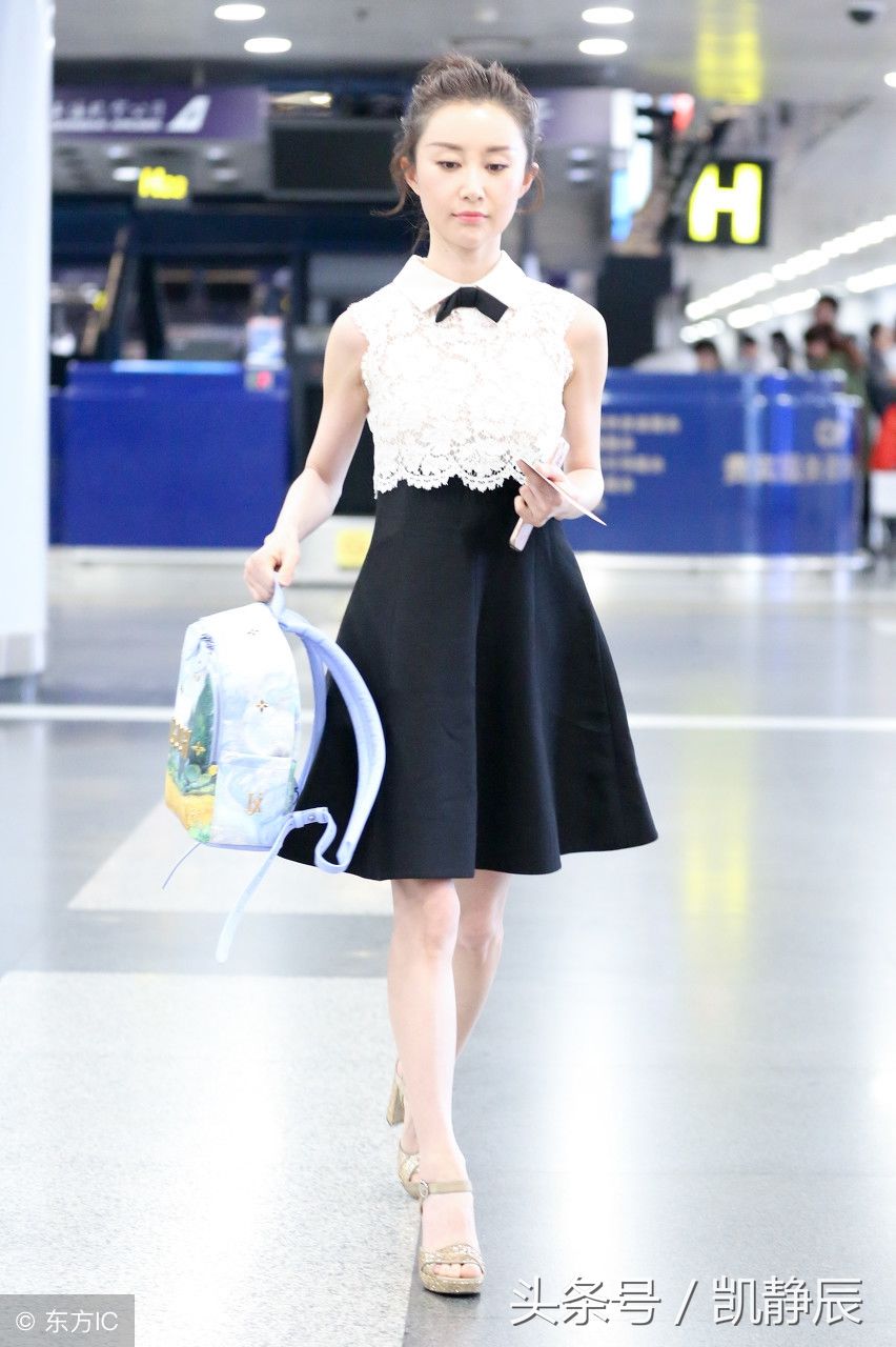 舒畅现身北京机场，露趾高跟鞋搭配短裙秀出美脚丫和美腿