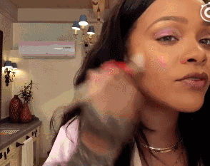 同时撞脸倪妮蕾哈娜是什么感受?而且这位刘柏辛的上扬眼也太撩人