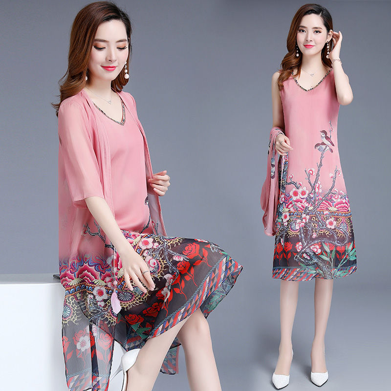 48岁老婆太会打扮，三伏天穿这时髦“套装”，美到路人一愣一愣