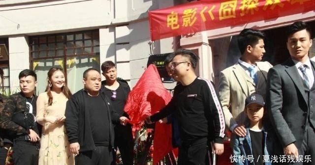 「周星驰」18岁的他放弃大学,只身到横店做群演,如今身价不菲让人羡慕