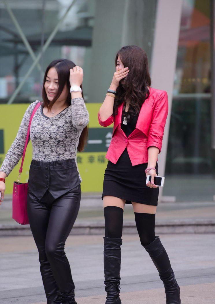街拍:长靴黑丝筒袜苗条美女，彰显成熟气质