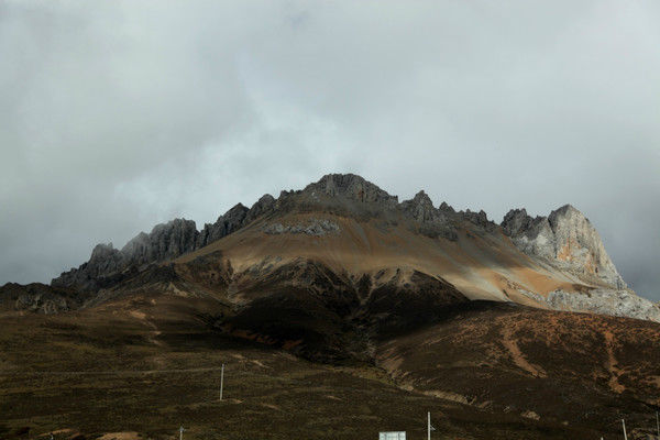 自驾霸道穿越丙察察闯西藏，悬崖边上走一遭，遭遇塌方，泥地陷车