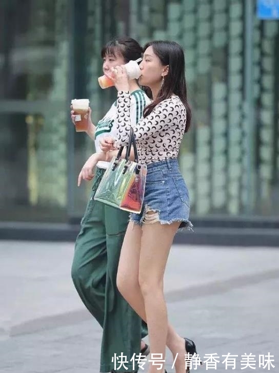 『粉色』街拍:秀丽端庄的美女,一条粉色的吊带连衣裙,清新靓丽气质迷人