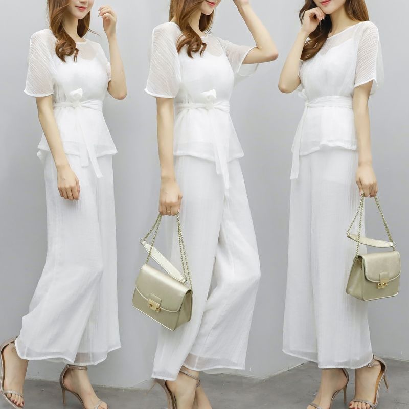 现在40岁女人真会打扮，逛街穿这样时髦套装，走到哪都惊艳全场