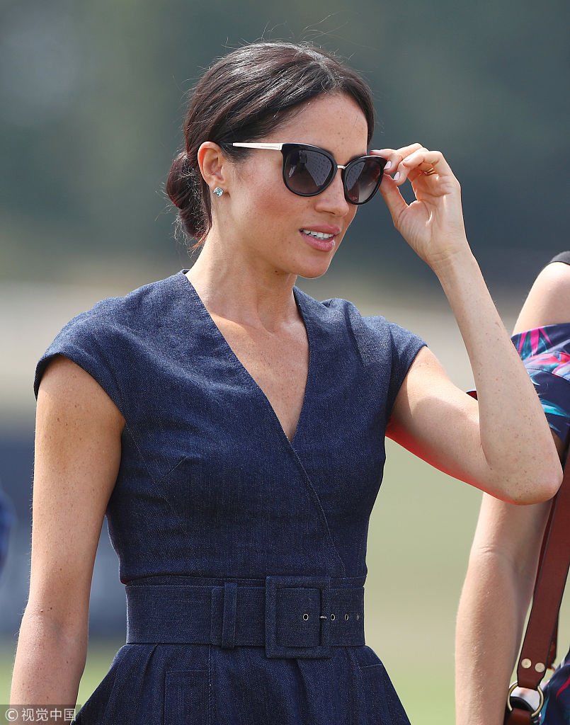 梅根王妃黑超遮面嫁入皇室星味不减  揽哈里王子手臂眼神爱意满满