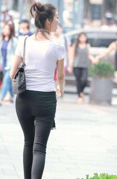 「穿搭」街拍:美女黑色短款皮夹克,搭配高腰的黑色牛仔裤,时尚有个性!