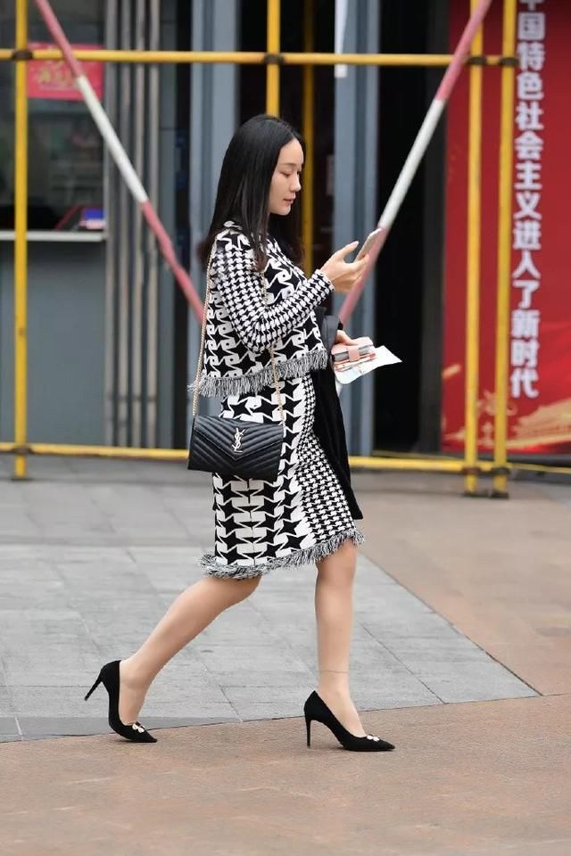  「女性」高跟鞋魅力穿搭，展现出都市的女性优雅气息