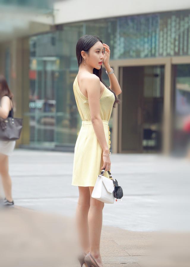成都素人街拍: 丝绸连衣裙, 看起来更加优雅性感！