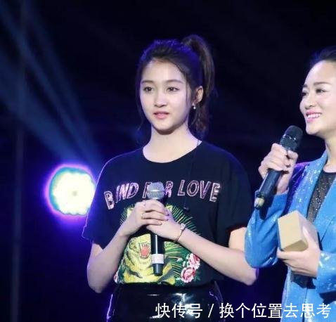 迪丽热巴与关晓彤相差6岁,同穿皮裙,气质却相差不止10岁!