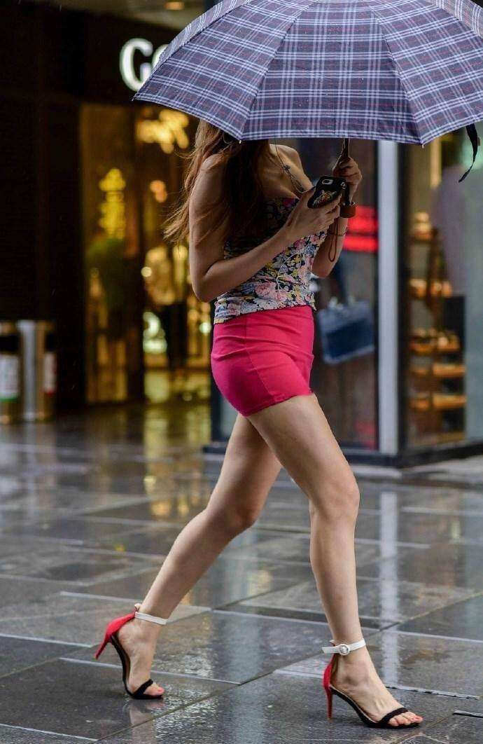 街拍: 下雨天也挡不住小姐姐丰腴的身材