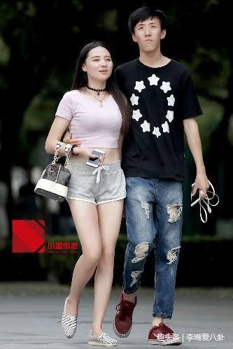 路人街拍，小姐姐穿紧身衣凸显好身材，身材丰满