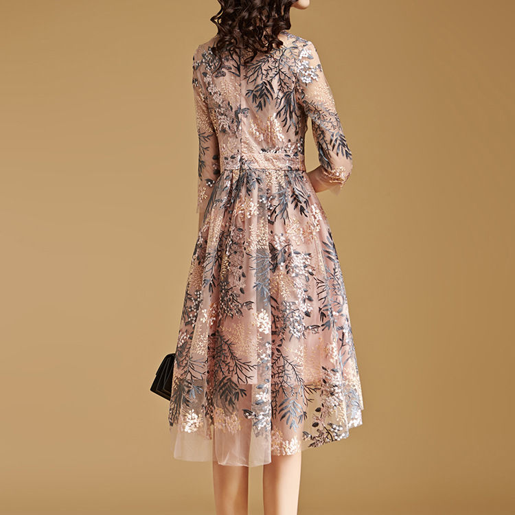 去机场接46岁老婆，时髦的她穿这，蕾丝裙+高跟鞋，从头美到脚