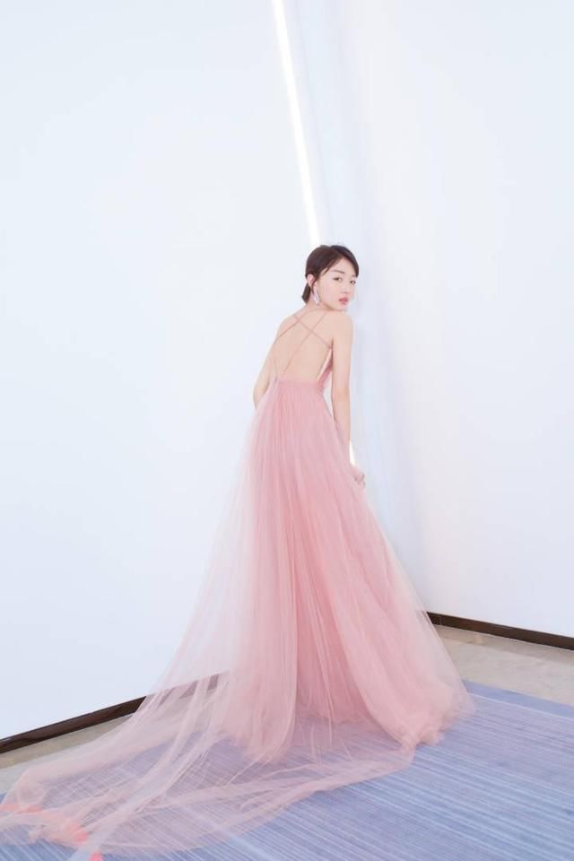 周冬雨化身高个子，一袭粉色礼服，尽显大长腿