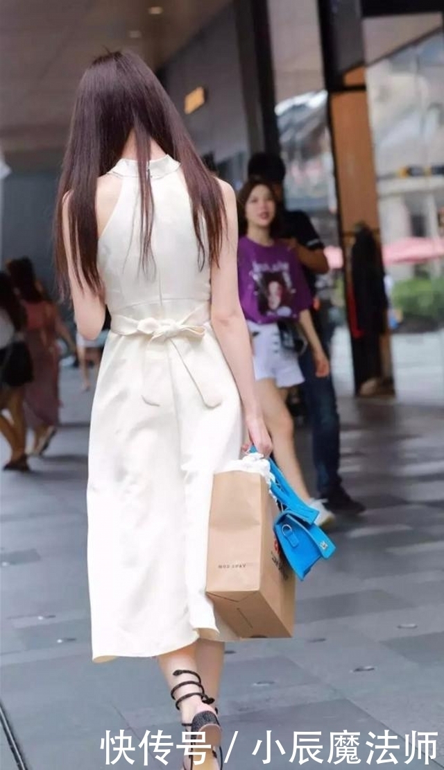 不失|路人街拍,美女穿雪纺长裙简约又不失时尚,尽显自然美感