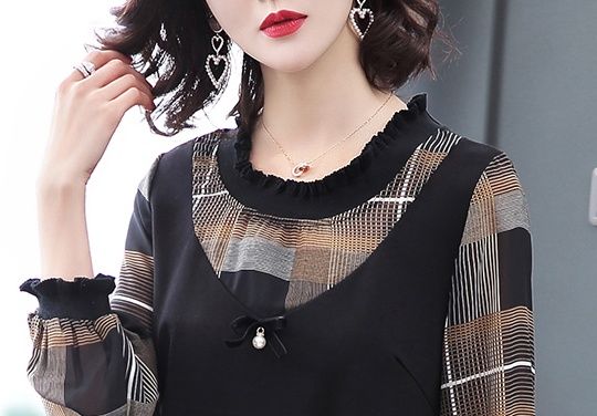 太美了吧!51岁婆婆，中秋穿上新款秋裙，惊艳众人，比我还美嫩