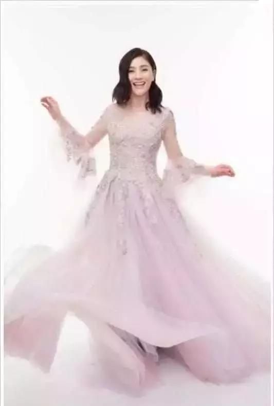 沙溢要是看到胡可的素颜照片，估计会后悔到肠子青！