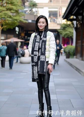  [显瘦]路人街拍：美女穿着黑色修身显瘦的皮裤，看上去非常的性感