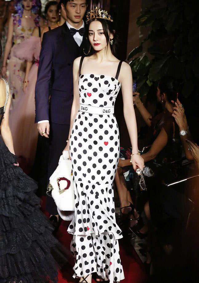 迪丽热巴穿着皱巴巴吊带裙亮相，却意外显得她的小蛮腰很精致！