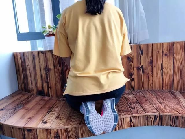 25岁的你，腿还没人家51岁的周慧敏好看！