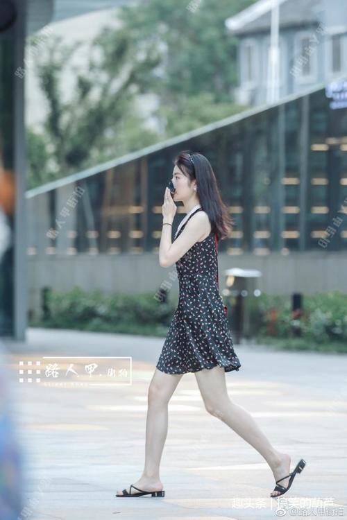 路人街拍：小姐姐这么长的腿踩这么长的高跟鞋，短裤应该换长裙