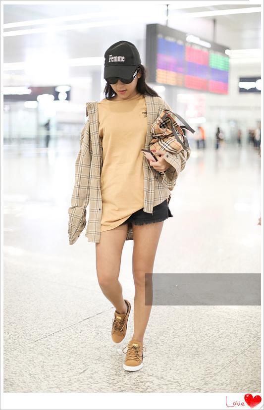 当吴莫愁穿短裤撞上吉克隽逸，网友：豪放与保守的差距一目了然！