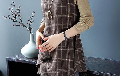 秋天凉，老婆把连衣裙全扔了!这套装一下买5件，美的哪像50岁