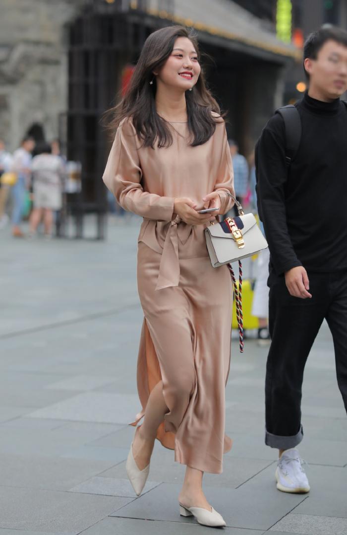 面料|街拍:裙子的面料很高级,而且也很有设计感,有质感的穿搭就是不一样哦。