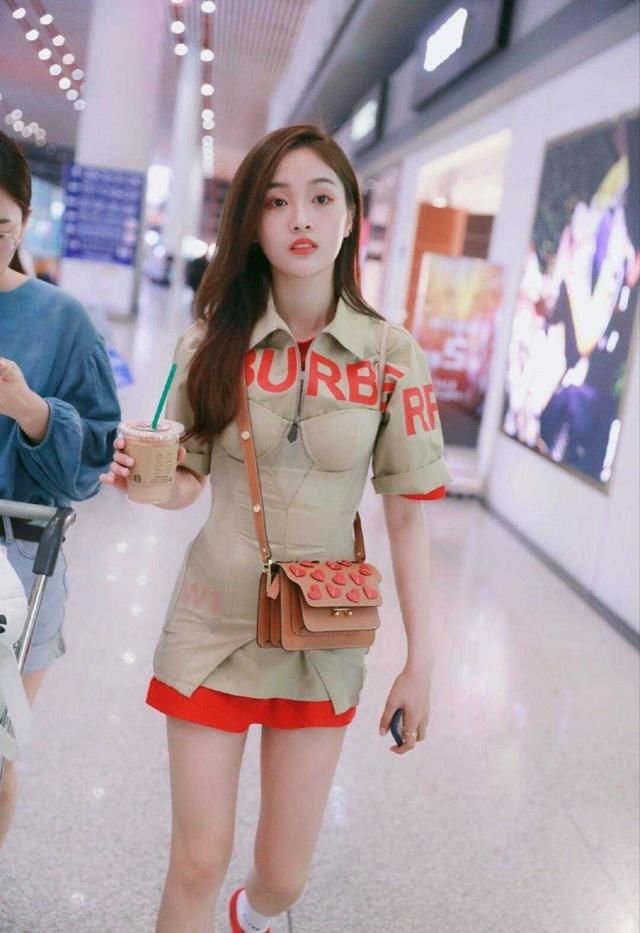  【凹凸】吴宣仪机场造型“火”了，穿一条拼色连衣裙秀美腿，身材凹凸有致