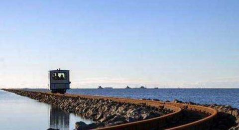 世界上最“凶险”的铁路，建立在大海中央，还不会被海水淹没