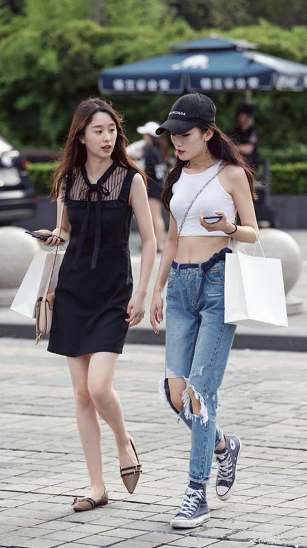 路人街拍，小姐姐穿露脐装配紧身裤，秀出女性娇柔美丽，十分养眼