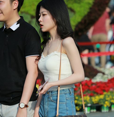 街拍，少女皮肤超白，腿型完美，简直是“人间极品”