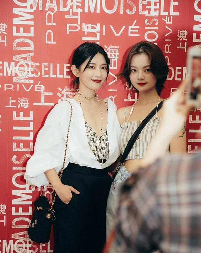  『时髦』春节穿什么裤子好?一条时髦的背带裤搭配,穿上年轻好几岁